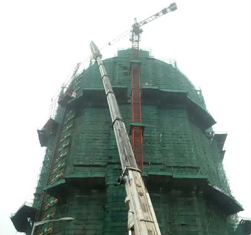 黑河市吊车在工地上作业